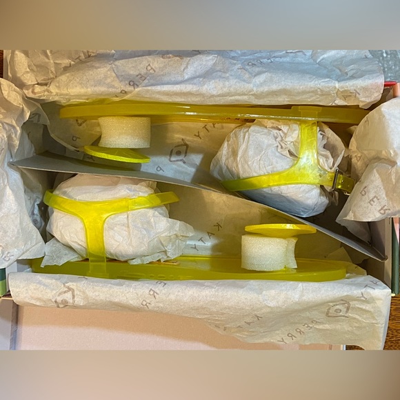 NEW Sz 6 Katy Perry Gelee Lemon scented Yellow Sandal Clear Thong New, Box Jelly - Picture 6 of 15